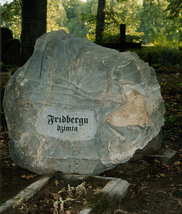 Dabīgu akmeņu kapu pieminekļi